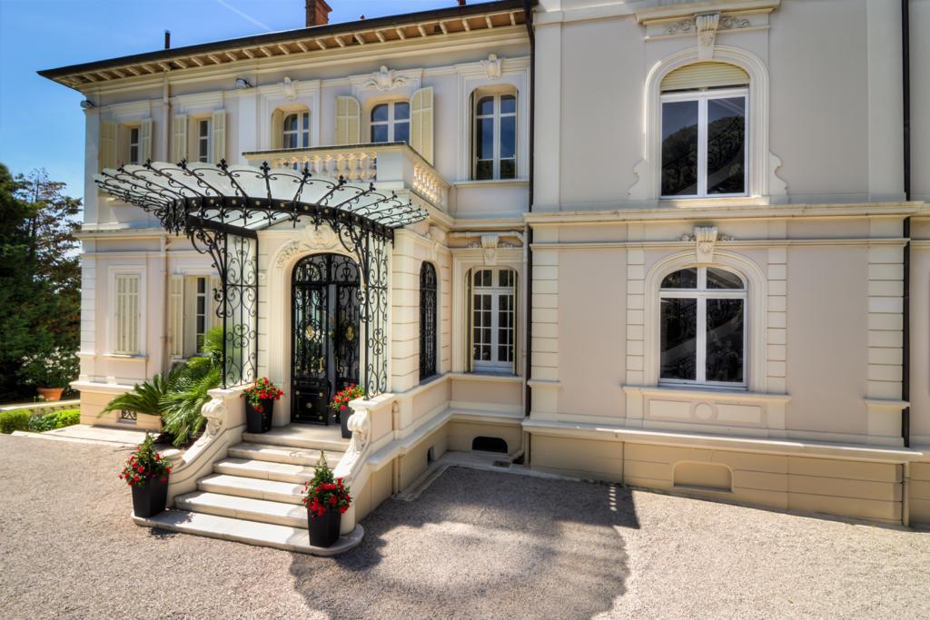 jolie marquise dans villa antique à Cannes